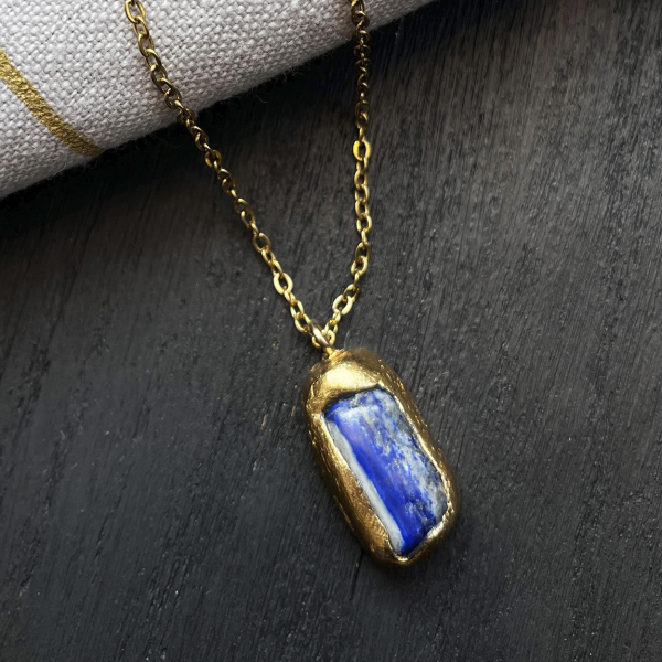 Necklace with lapis lazuli